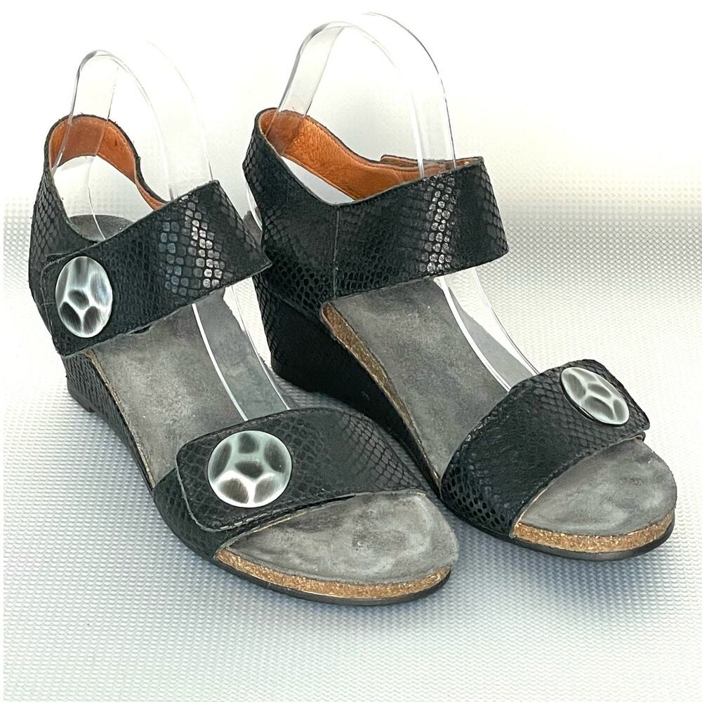 Taos Women's Boardwalk Wedge Sandal Black Size 40 Hook & Loop Reptile Embossed